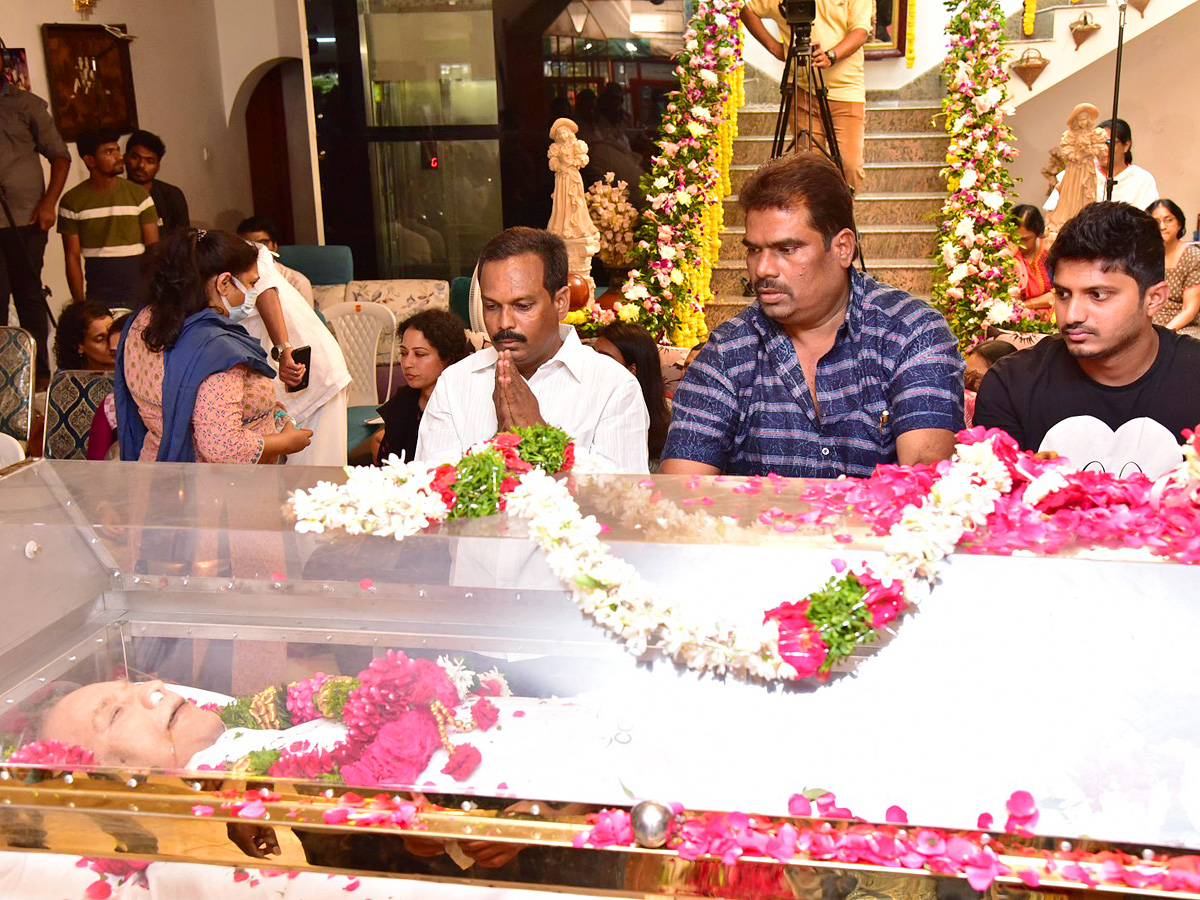 Superstar Krishna Demise: Tollywood Celebrities Console Mahesh Babu Photos - Sakshi45