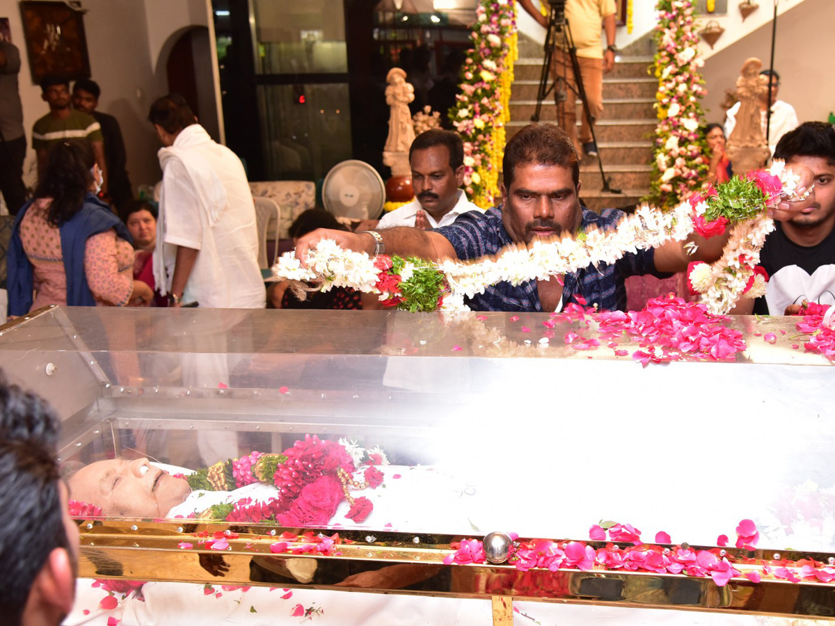 Superstar Krishna Demise: Tollywood Celebrities Console Mahesh Babu Photos - Sakshi46