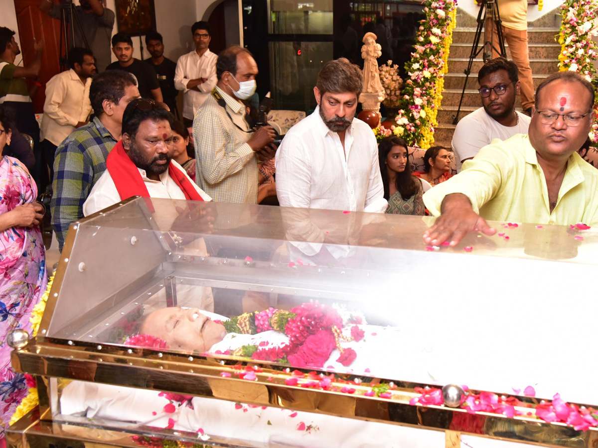 Superstar Krishna Demise: Tollywood Celebrities Console Mahesh Babu Photos - Sakshi47