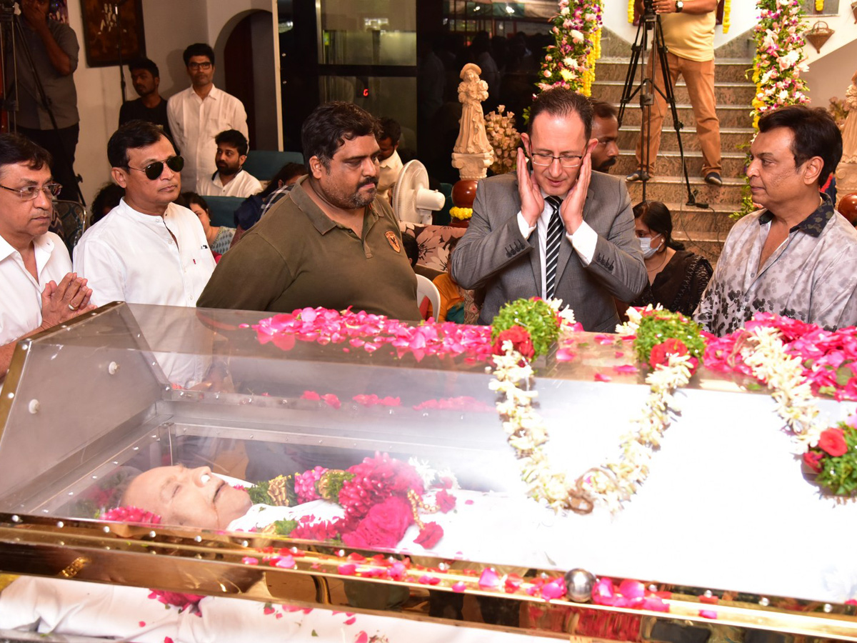Superstar Krishna Demise: Tollywood Celebrities Console Mahesh Babu Photos - Sakshi48