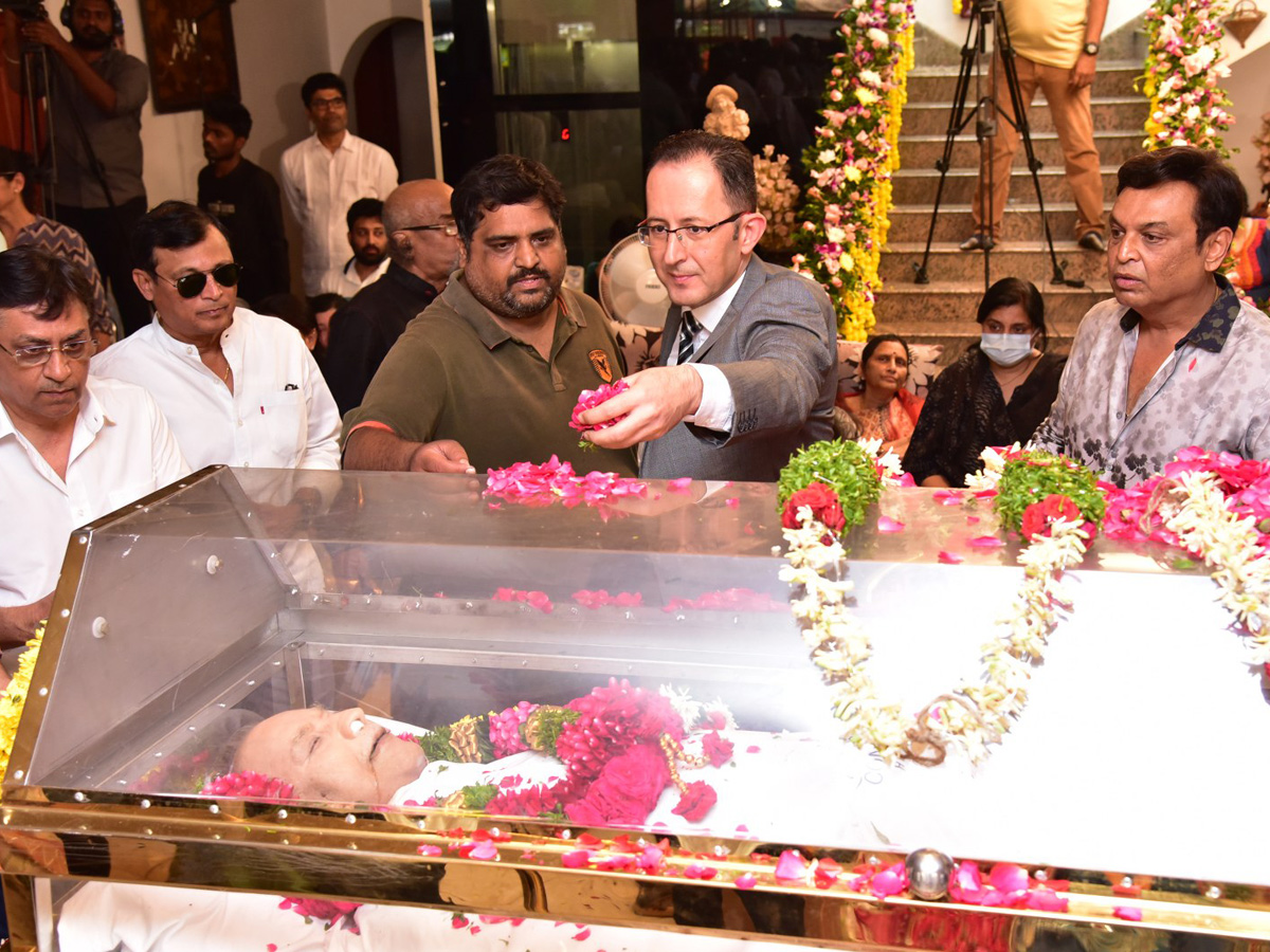 Superstar Krishna Demise: Tollywood Celebrities Console Mahesh Babu Photos - Sakshi49