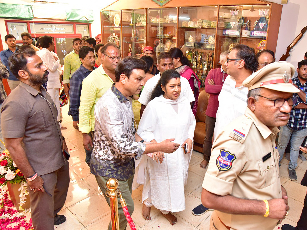 Superstar Krishna Demise: Tollywood Celebrities Console Mahesh Babu Photos - Sakshi5