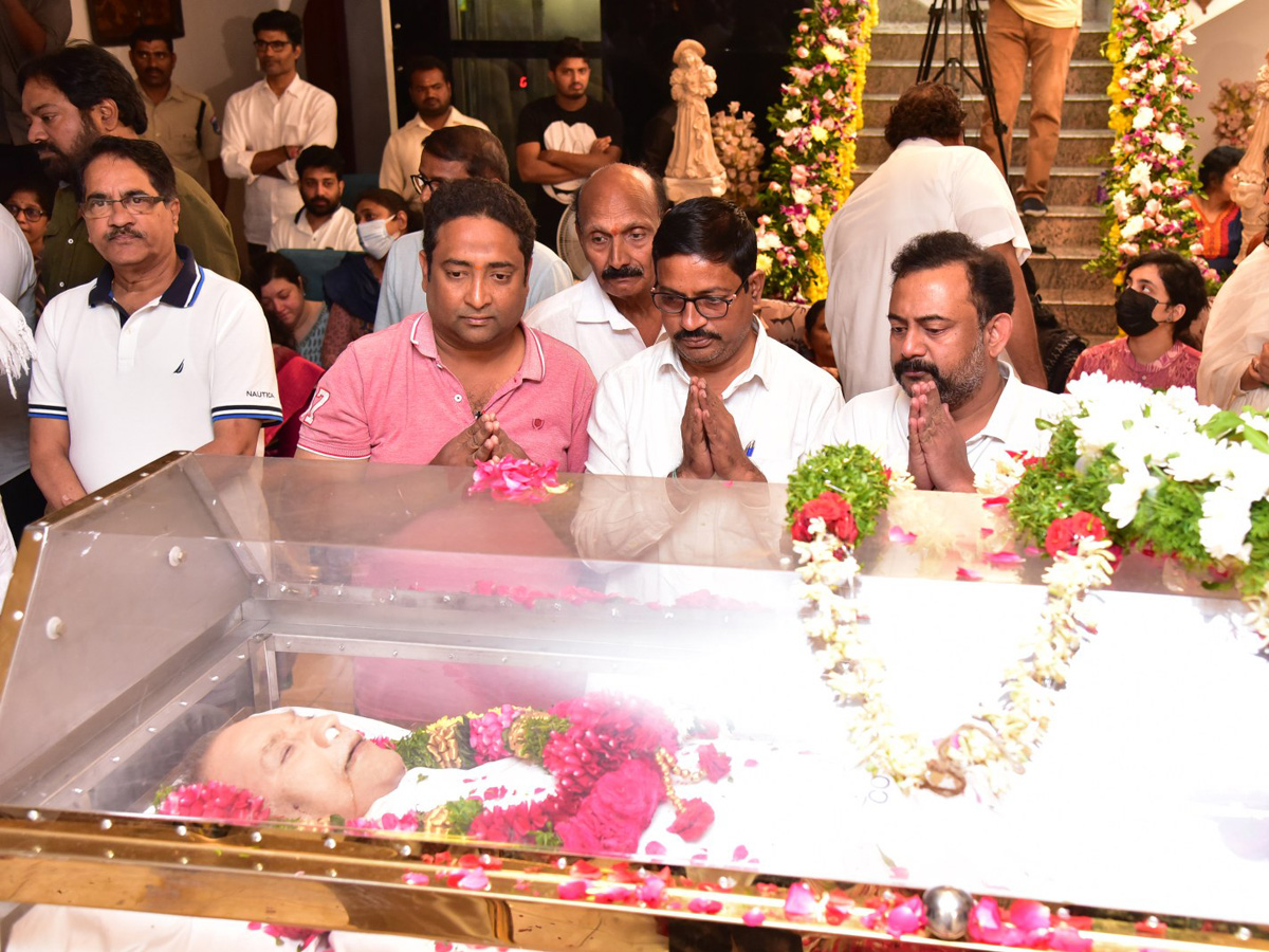 Superstar Krishna Demise: Tollywood Celebrities Console Mahesh Babu Photos - Sakshi50