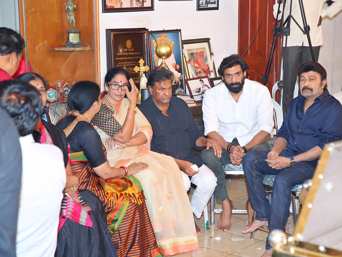 Superstar Krishna Demise: Tollywood Celebrities Console Mahesh Babu Photos - Sakshi52