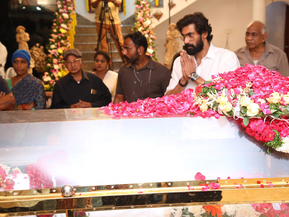 Superstar Krishna Demise: Tollywood Celebrities Console Mahesh Babu Photos - Sakshi53