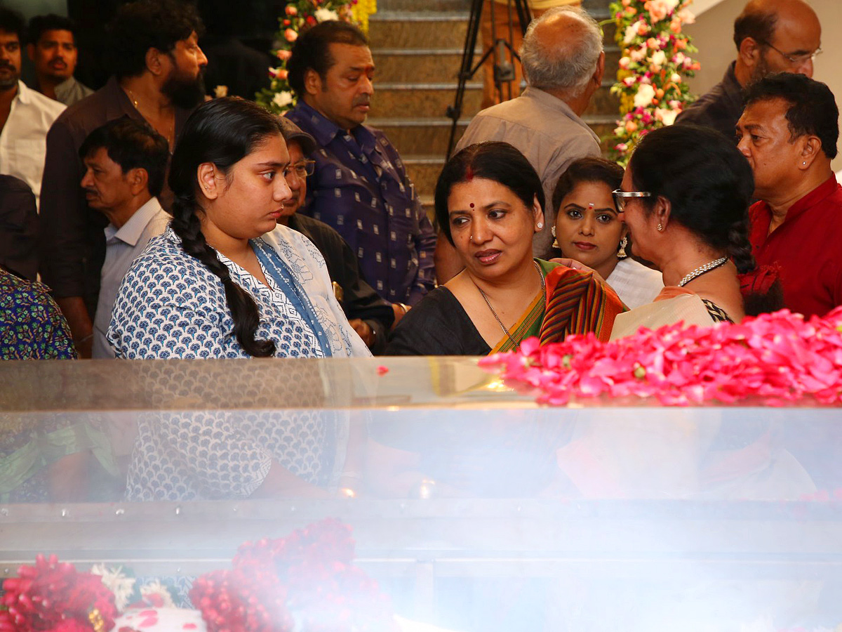 Superstar Krishna Demise: Tollywood Celebrities Console Mahesh Babu Photos - Sakshi54