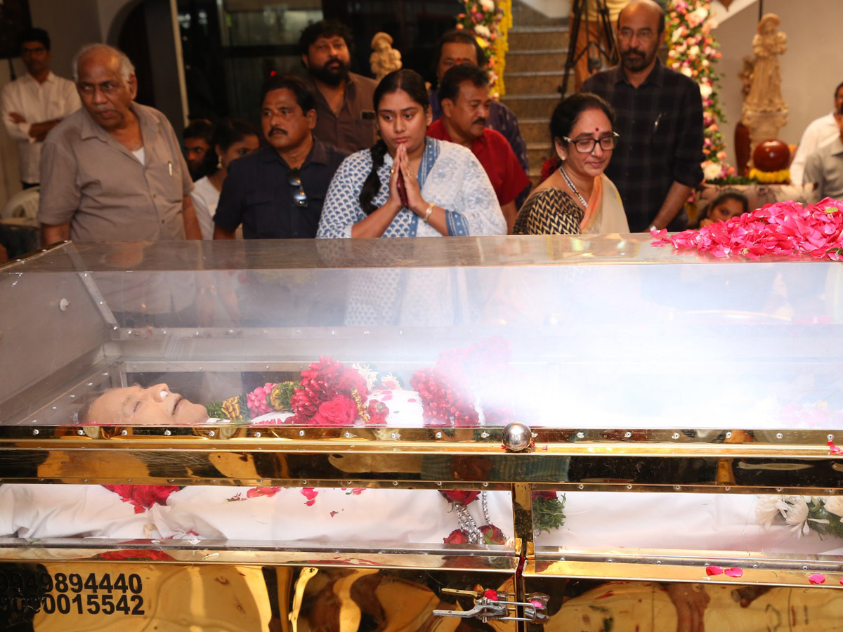 Superstar Krishna Demise: Tollywood Celebrities Console Mahesh Babu Photos - Sakshi56