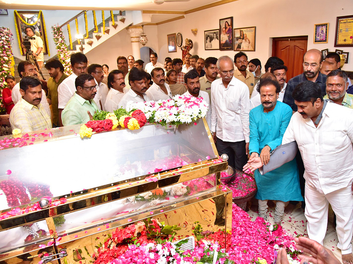 Superstar Krishna Demise: Tollywood Celebrities Console Mahesh Babu Photos - Sakshi6