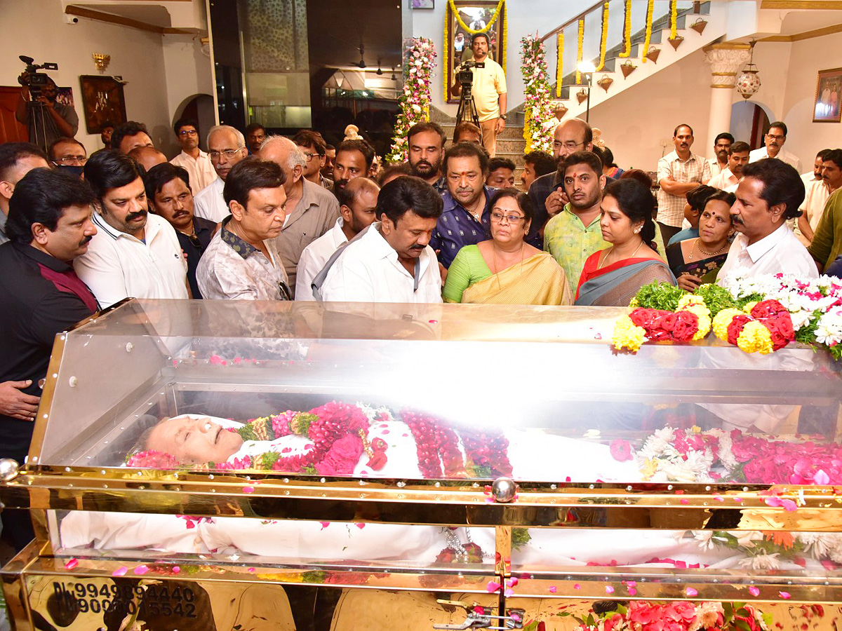 Superstar Krishna Demise: Tollywood Celebrities Console Mahesh Babu Photos - Sakshi8