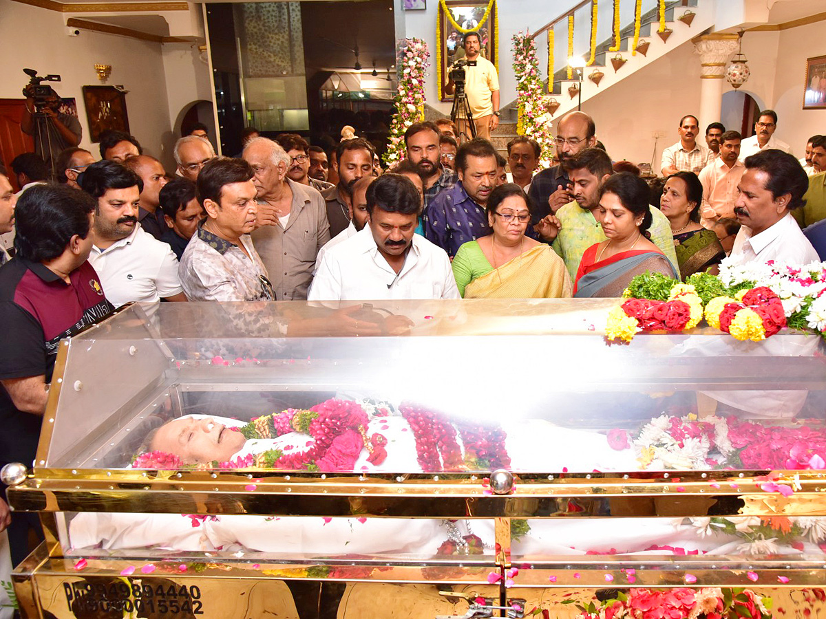 Superstar Krishna Demise: Tollywood Celebrities Console Mahesh Babu Photos - Sakshi9