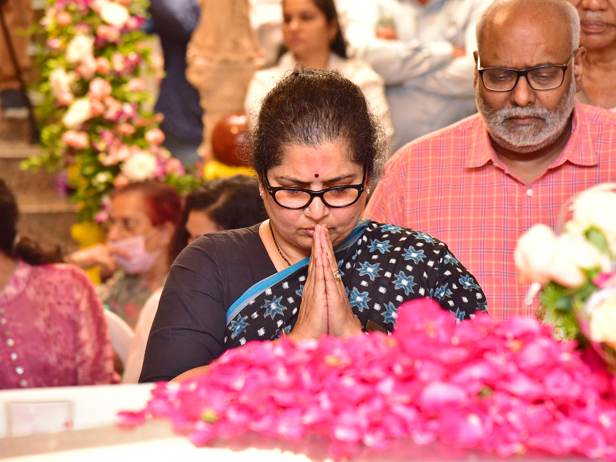 Superstar Krishna Demise: Tollywood Celebrities Console Mahesh Babu - Sakshi42