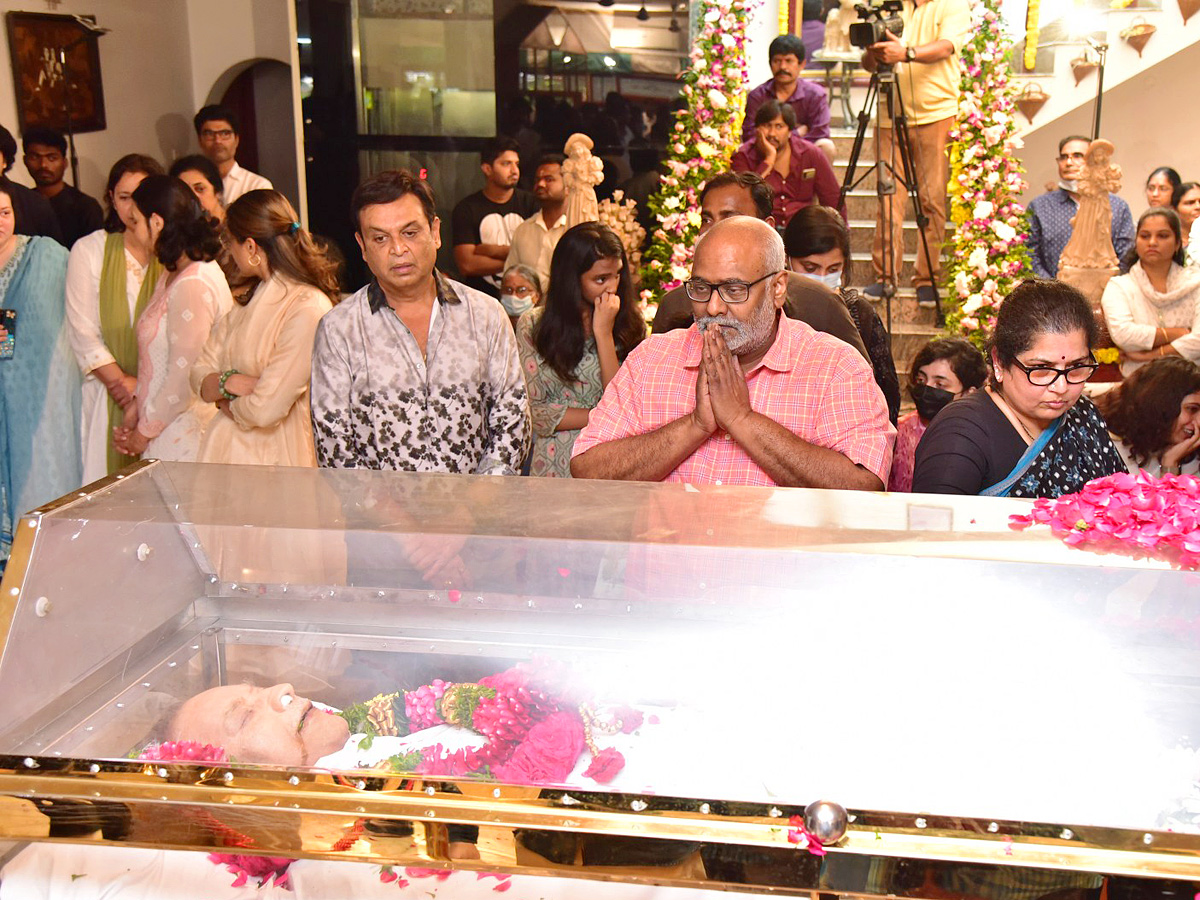 Superstar Krishna Demise: Tollywood Celebrities Console Mahesh Babu - Sakshi43