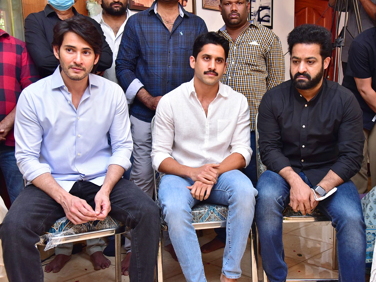 Superstar Krishna Demise: Tollywood Celebrities Console Mahesh Babu - Sakshi44