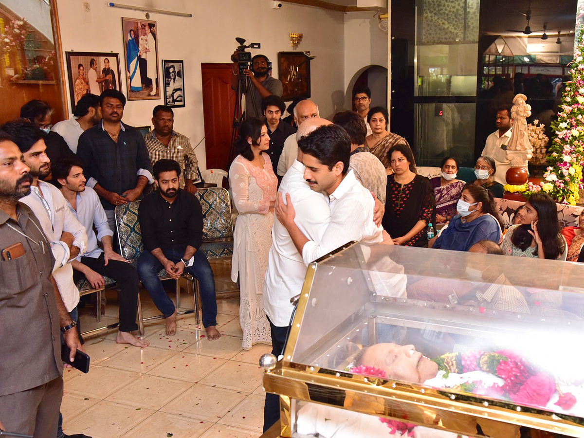 Superstar Krishna Demise: Tollywood Celebrities Console Mahesh Babu - Sakshi45