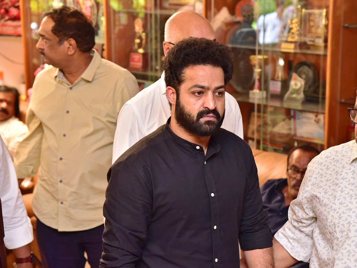 Superstar Krishna Demise: Tollywood Celebrities Console Mahesh Babu - Sakshi47
