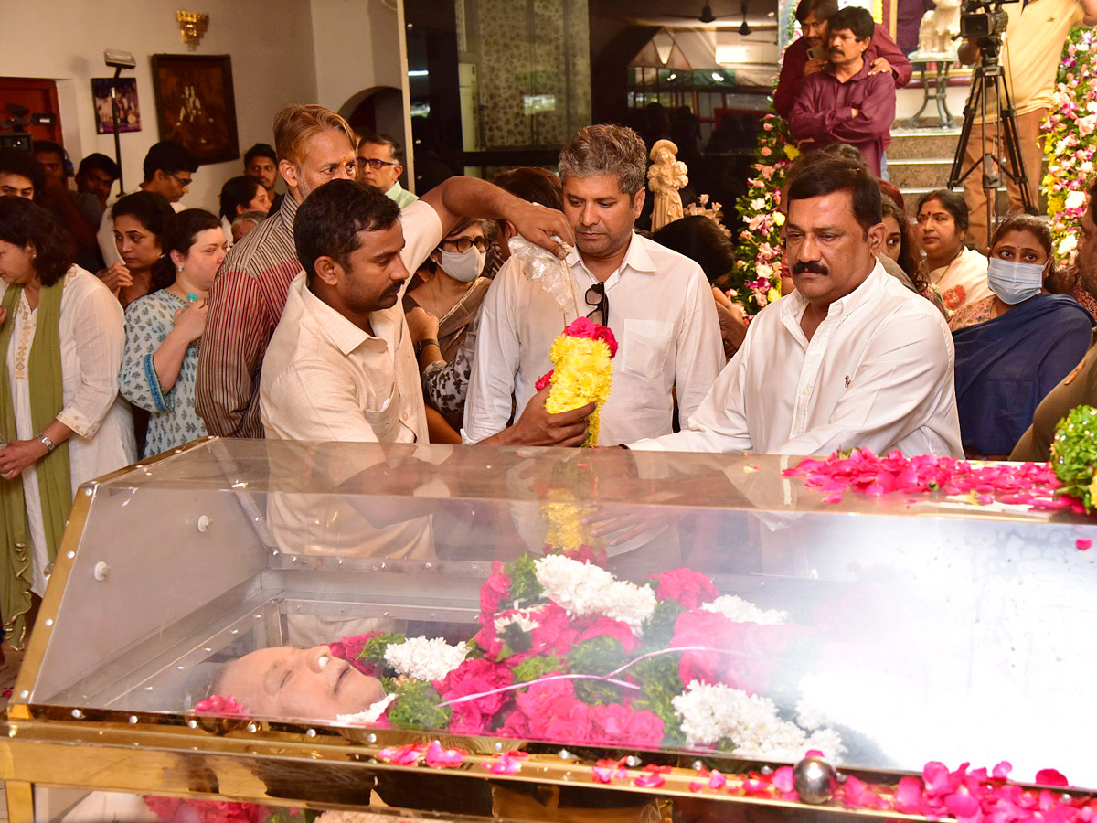 Superstar Krishna Demise: Tollywood Celebrities Console Mahesh Babu - Sakshi49