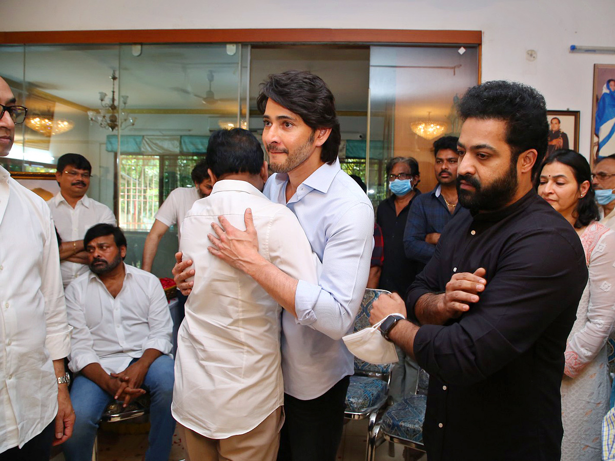 Superstar Krishna Demise: Tollywood Celebrities Console Mahesh Babu - Sakshi51