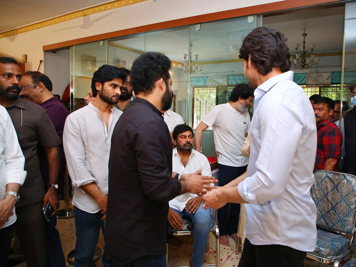 Superstar Krishna Demise: Tollywood Celebrities Console Mahesh Babu - Sakshi52