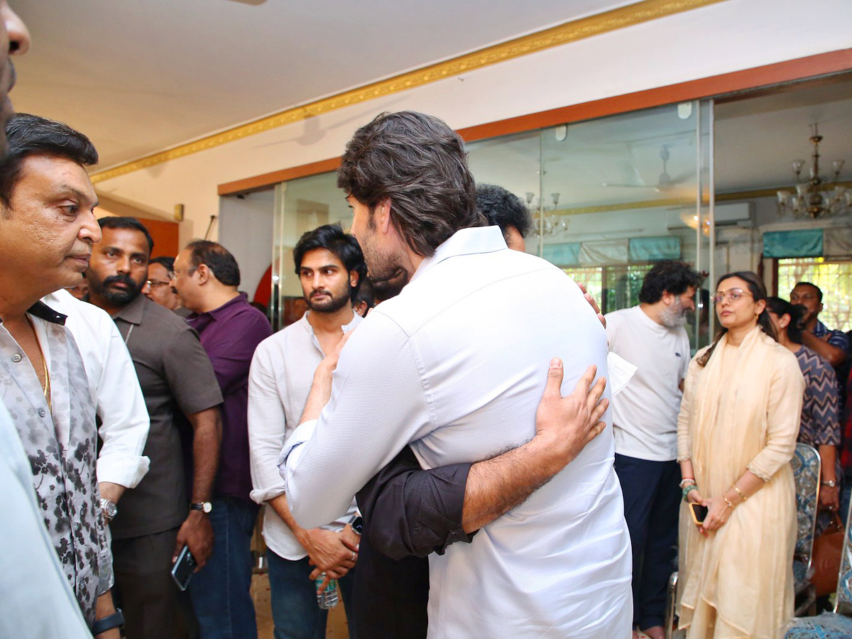 Superstar Krishna Demise: Tollywood Celebrities Console Mahesh Babu - Sakshi53