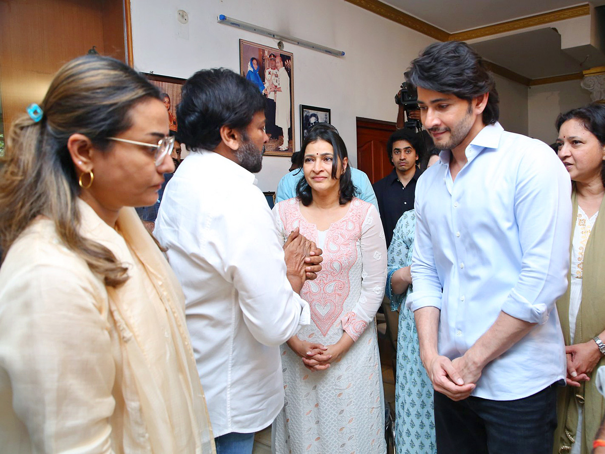 Superstar Krishna Demise: Tollywood Celebrities Console Mahesh Babu - Sakshi57
