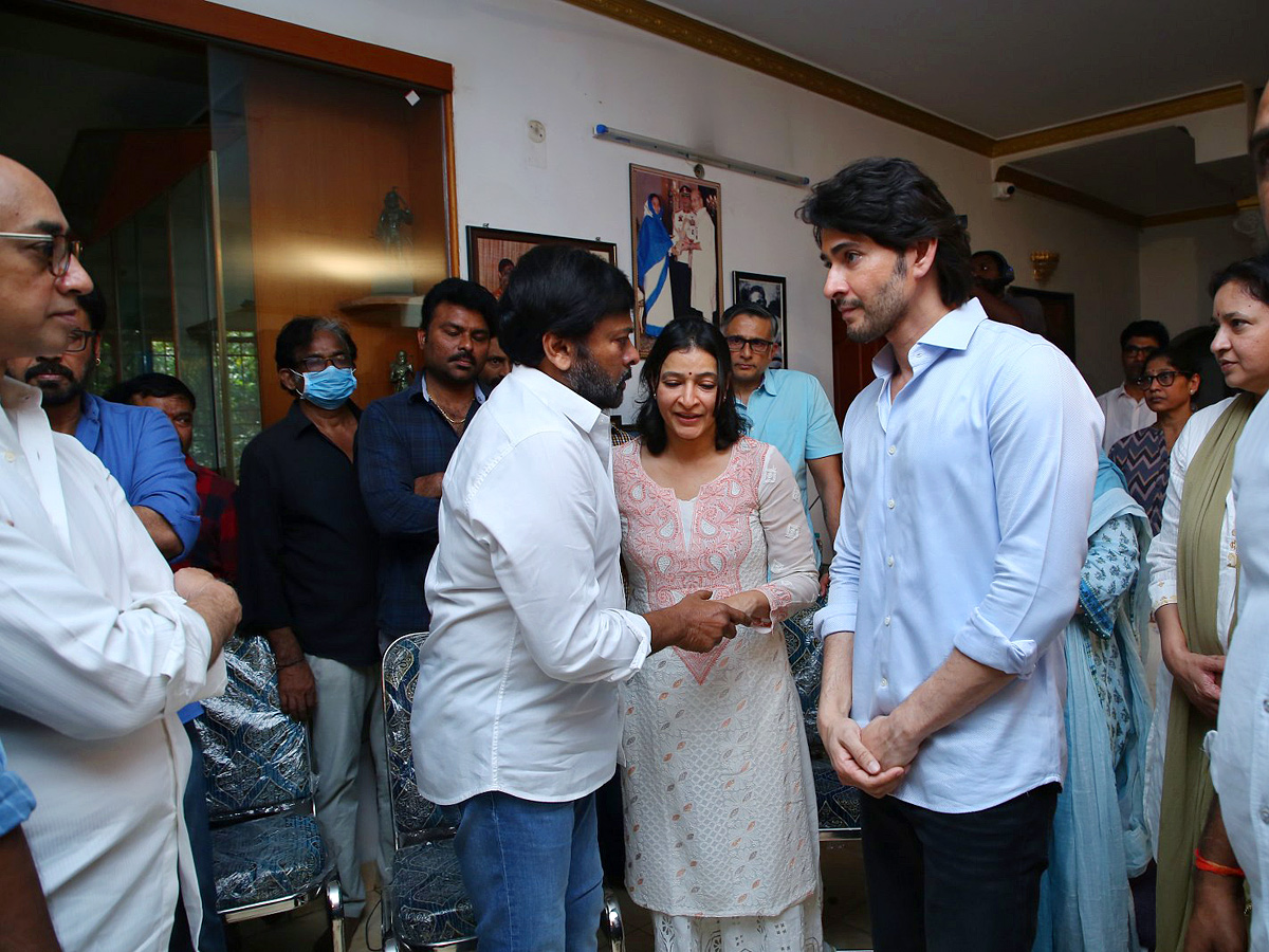 Superstar Krishna Demise: Tollywood Celebrities Console Mahesh Babu - Sakshi58