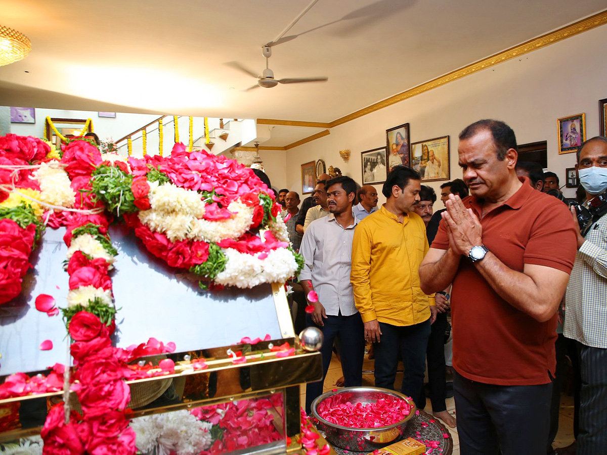 Superstar Krishna Demise: Tollywood Celebrities Console Mahesh Babu - Sakshi60