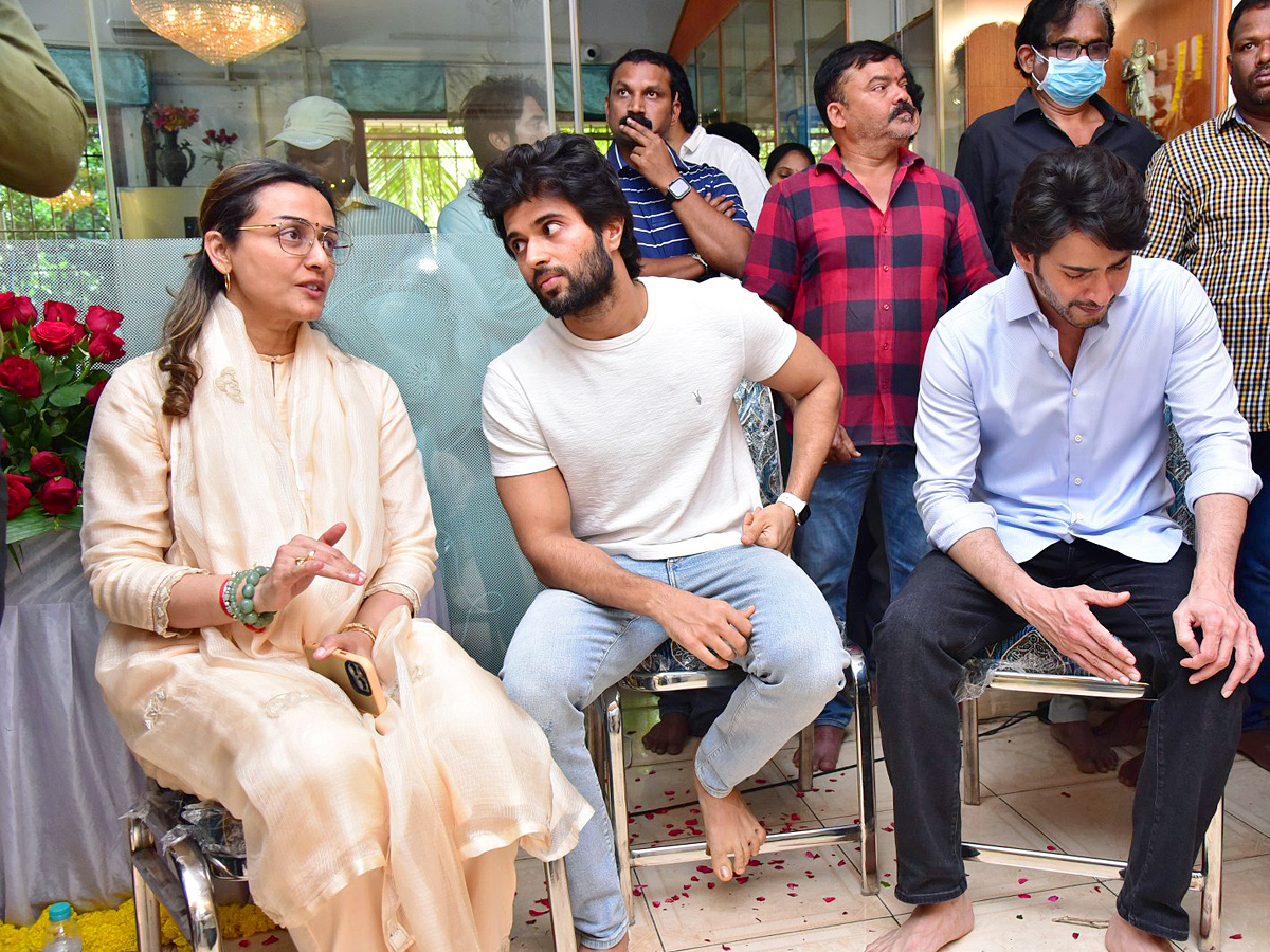 Superstar Krishna Demise: Tollywood Celebrities Console Mahesh Babu - Sakshi34