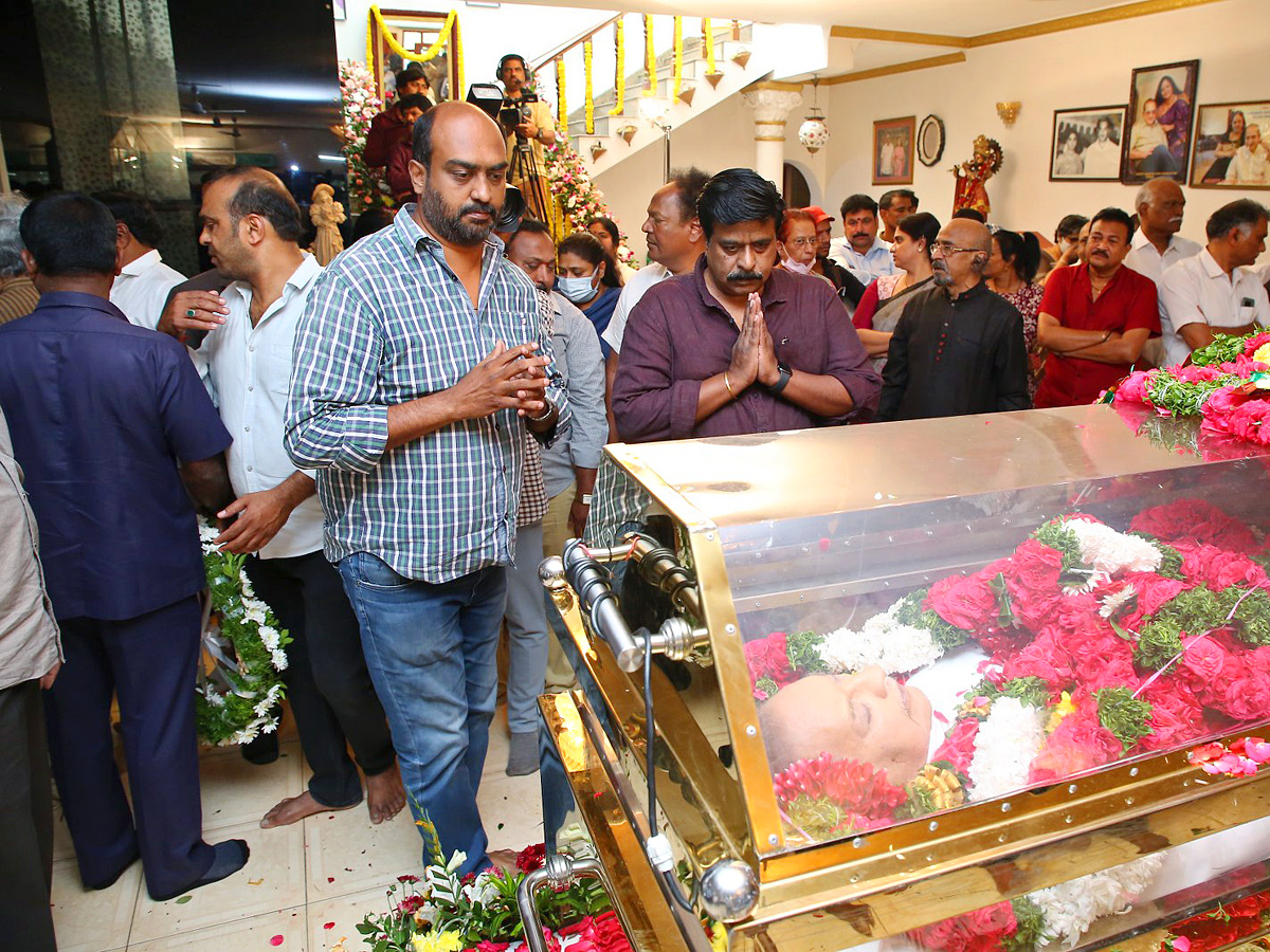 Superstar Krishna Demise: Tollywood Celebrities Console Mahesh Babu - Sakshi68