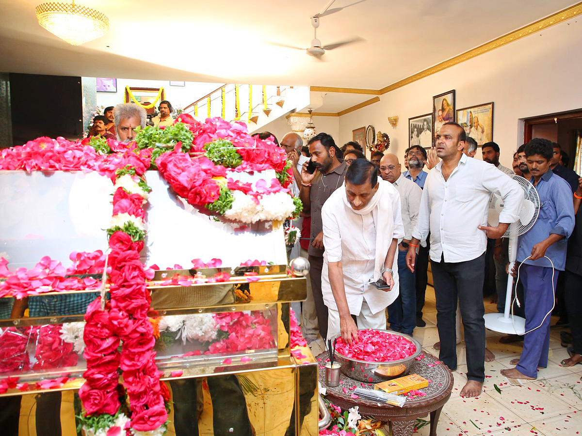 Superstar Krishna Demise: Tollywood Celebrities Console Mahesh Babu - Sakshi75
