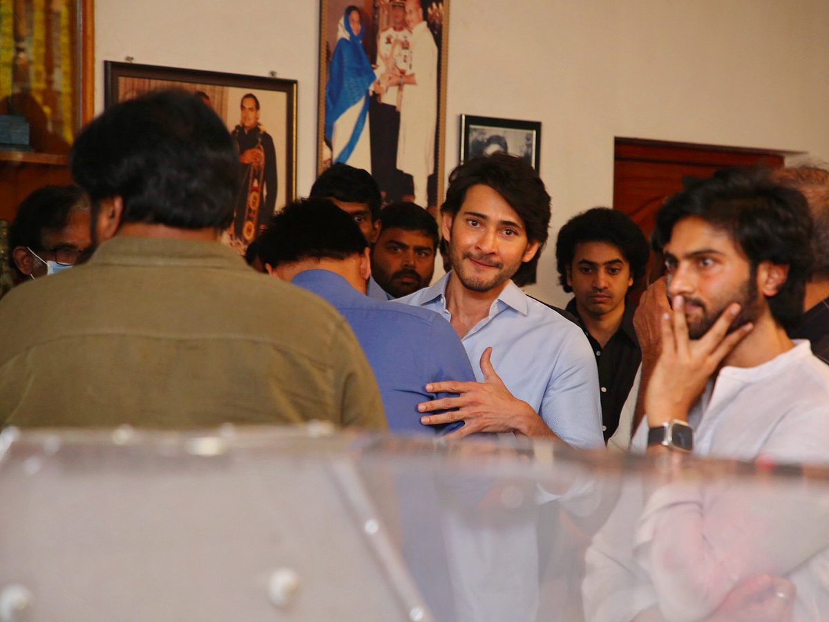 Superstar Krishna Demise: Tollywood Celebrities Console Mahesh Babu - Sakshi76