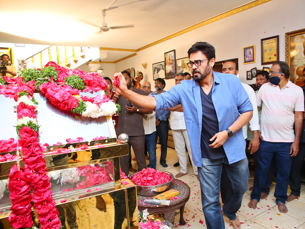 Superstar Krishna Demise: Tollywood Celebrities Console Mahesh Babu - Sakshi78