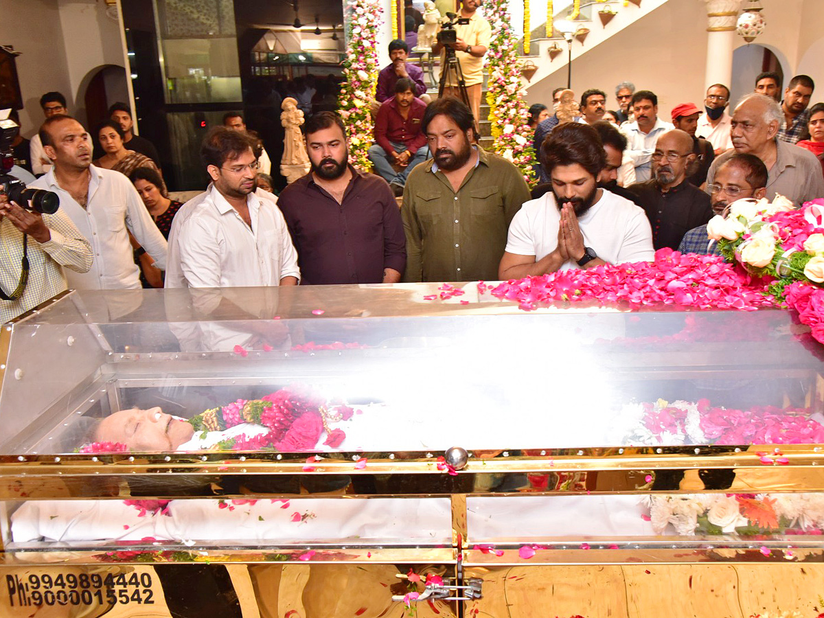 Superstar Krishna Demise: Tollywood Celebrities Console Mahesh Babu - Sakshi39