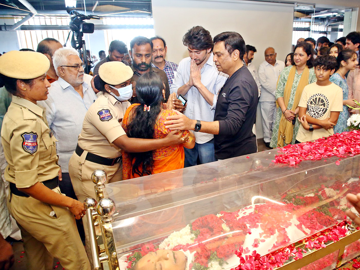 Superstar Krishna Demise Tollywood Celebrities Console Mahesh Babu Photos - Sakshi48
