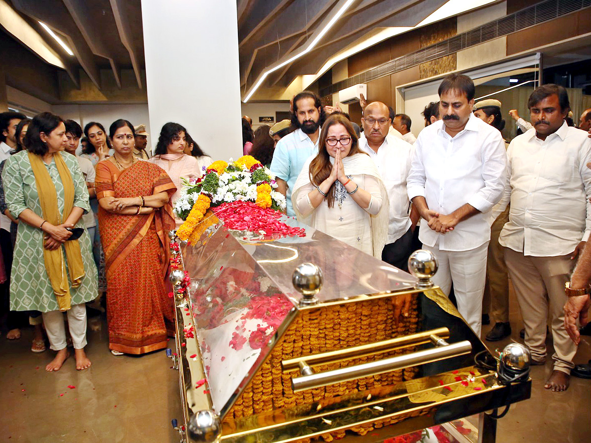 Superstar Krishna Demise Tollywood Celebrities Console Mahesh Babu Photos - Sakshi2