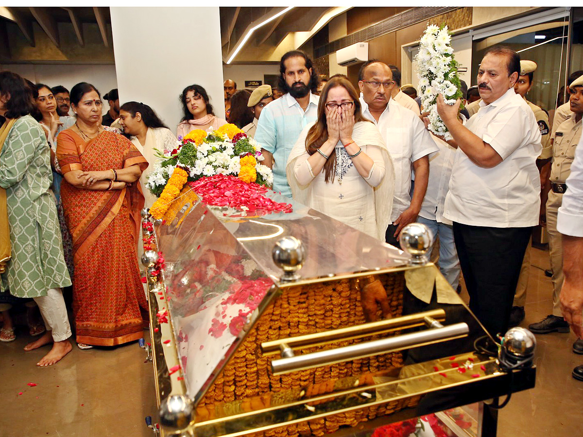 Superstar Krishna Demise Tollywood Celebrities Console Mahesh Babu Photos - Sakshi4