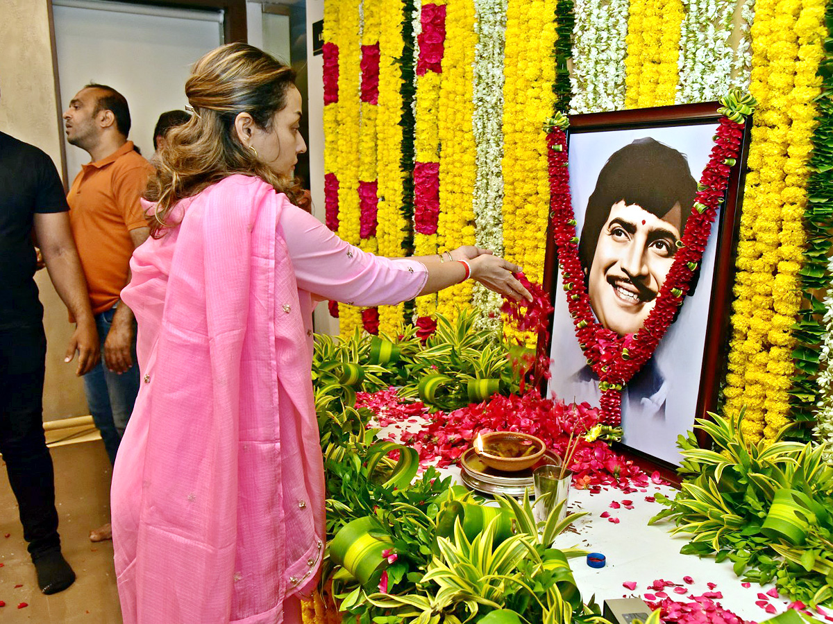 Superstar Krishna Demise Tollywood Celebrities Console Mahesh Babu Photos - Sakshi6