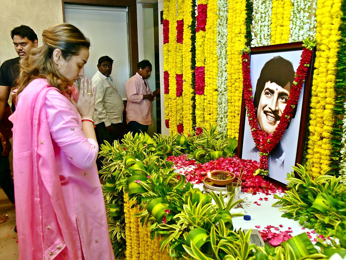 Superstar Krishna Demise Tollywood Celebrities Console Mahesh Babu Photos - Sakshi7
