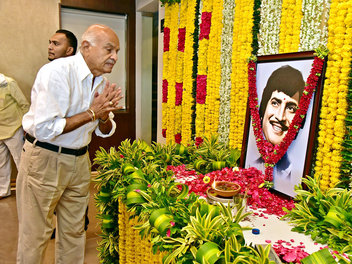 Superstar Krishna Demise Tollywood Celebrities Console Mahesh Babu Photos - Sakshi9