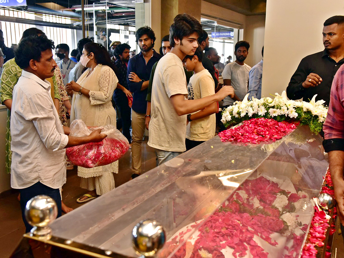 Superstar Krishna Demise Tollywood Celebrities Console Mahesh Babu Photos - Sakshi10