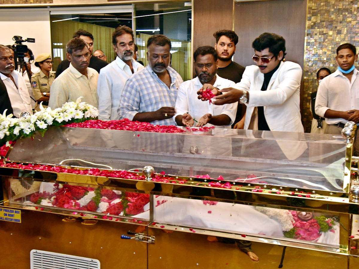 Superstar Krishna Demise Tollywood Celebrities Console Mahesh Babu Photos - Sakshi11