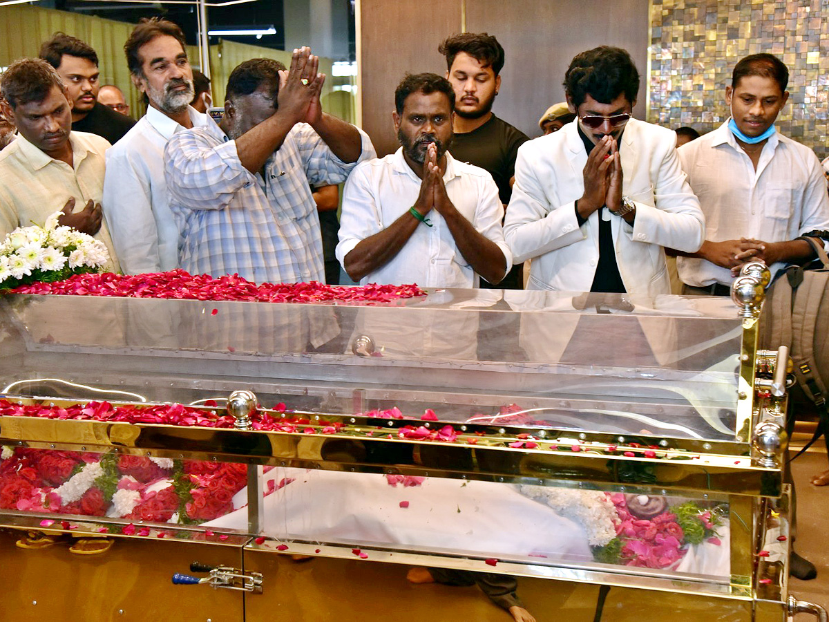 Superstar Krishna Demise Tollywood Celebrities Console Mahesh Babu Photos - Sakshi12