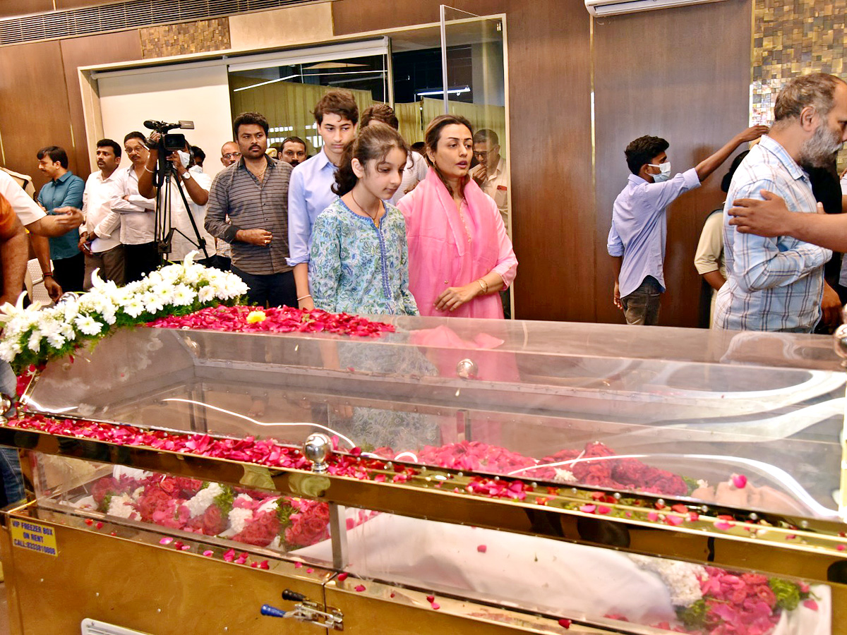 Superstar Krishna Demise Tollywood Celebrities Console Mahesh Babu Photos - Sakshi13