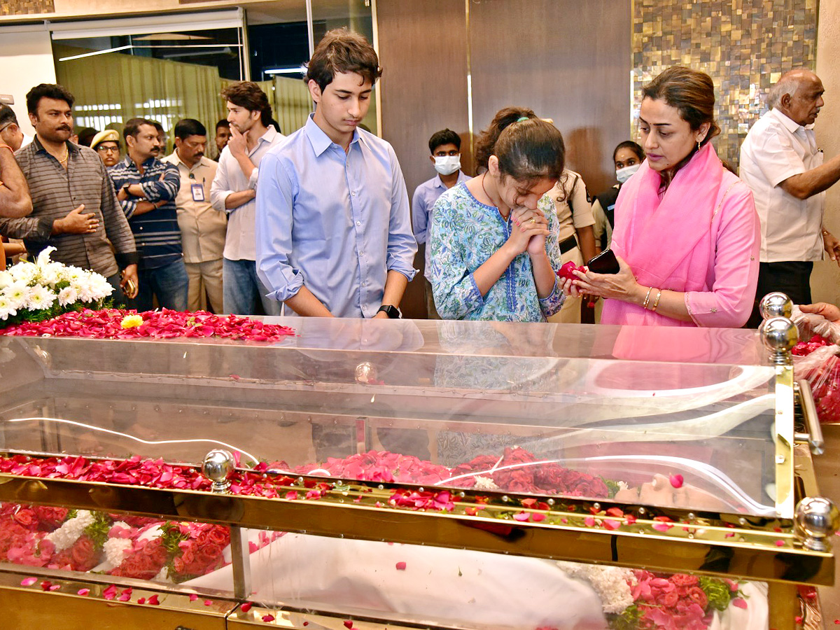 Superstar Krishna Demise Tollywood Celebrities Console Mahesh Babu Photos - Sakshi14