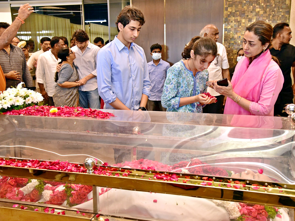 Superstar Krishna Demise Tollywood Celebrities Console Mahesh Babu Photos - Sakshi15