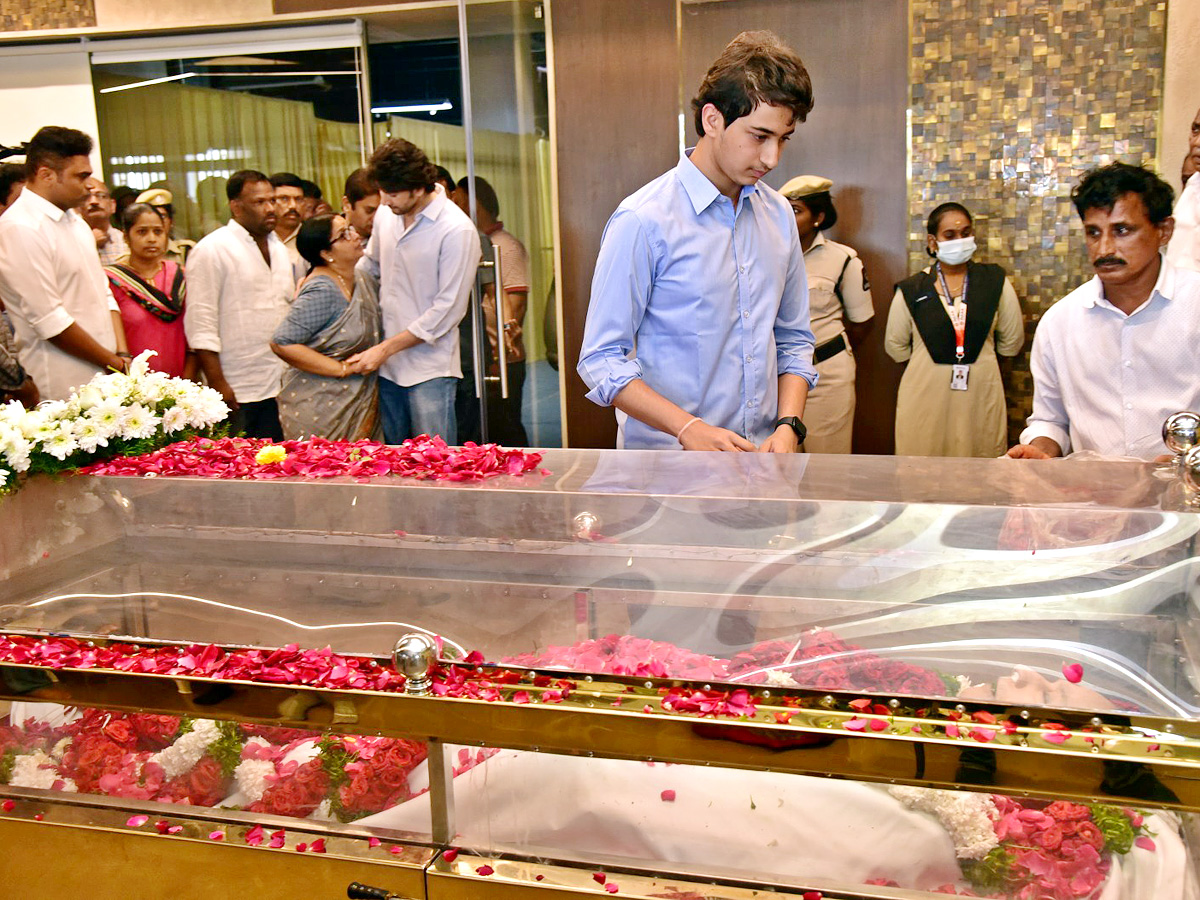 Superstar Krishna Demise Tollywood Celebrities Console Mahesh Babu Photos - Sakshi16