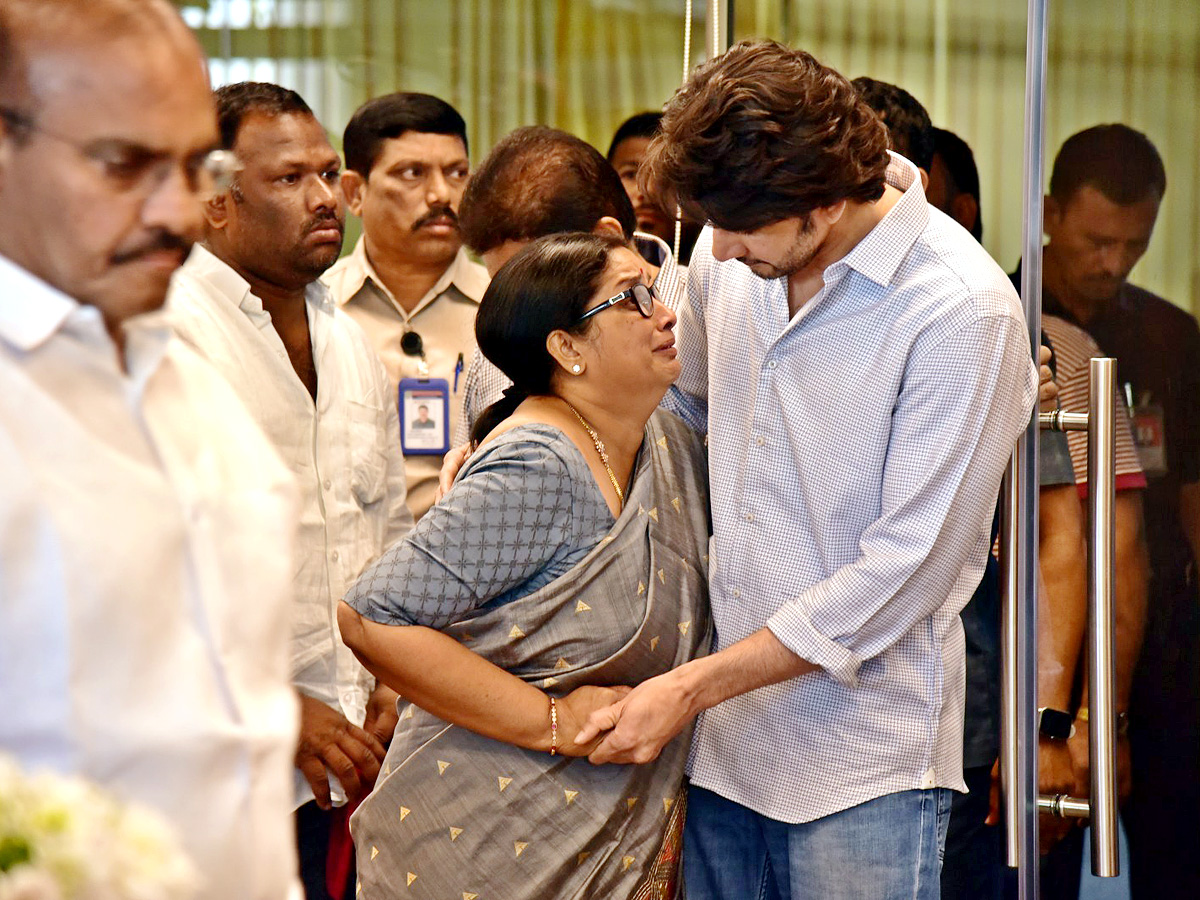 Superstar Krishna Demise Tollywood Celebrities Console Mahesh Babu Photos - Sakshi17