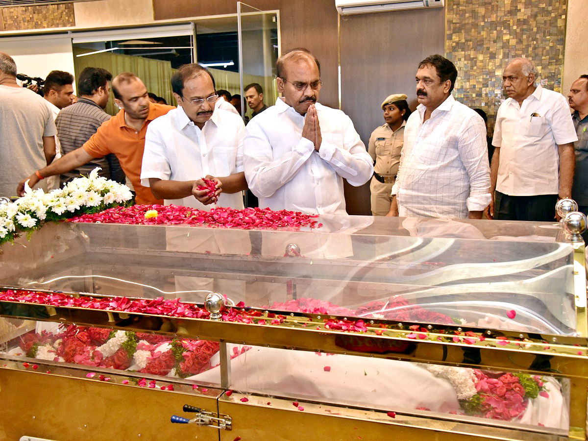 Superstar Krishna Demise Tollywood Celebrities Console Mahesh Babu Photos - Sakshi18