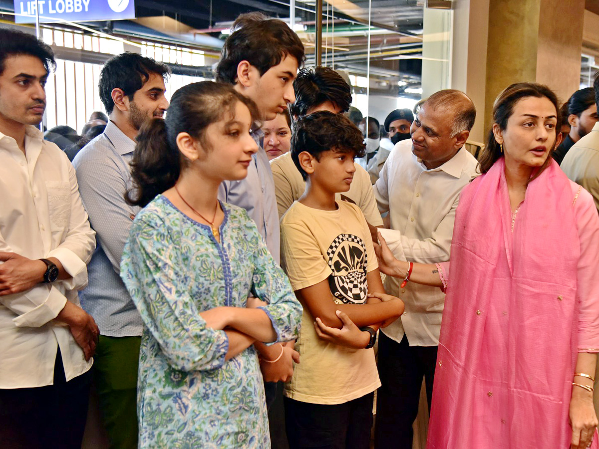 Superstar Krishna Demise Tollywood Celebrities Console Mahesh Babu Photos - Sakshi19