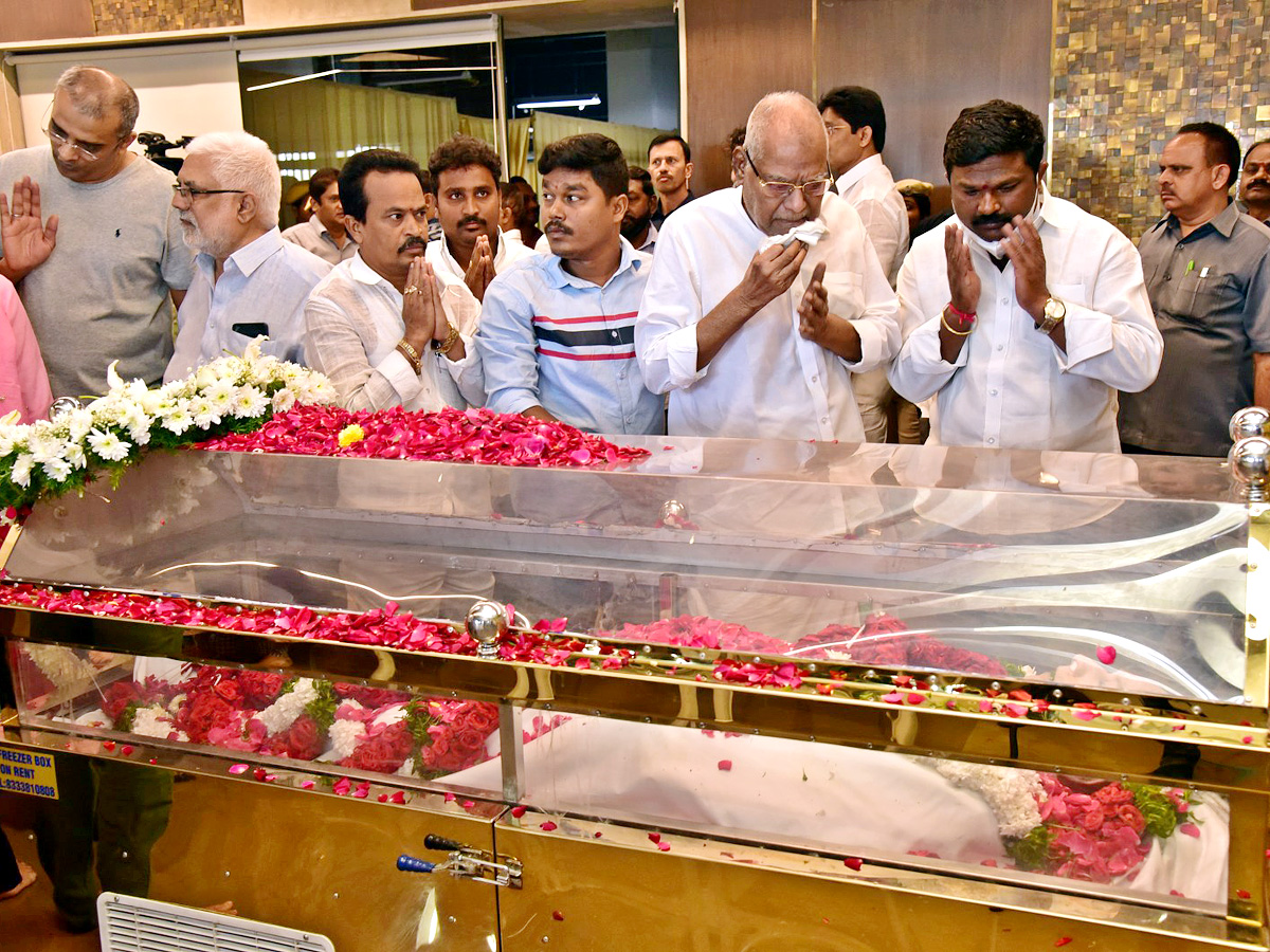 Superstar Krishna Demise Tollywood Celebrities Console Mahesh Babu Photos - Sakshi20