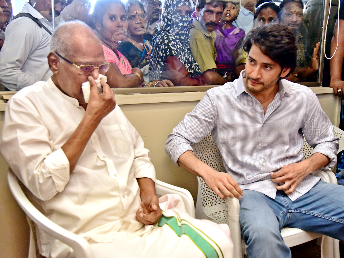 Superstar Krishna Demise Tollywood Celebrities Console Mahesh Babu Photos - Sakshi21